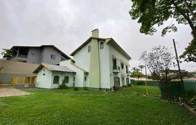 Imagem: A casa possui 4 Dormitórios, 4 Banheiros, 5 Vagas na garagem