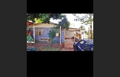 Imagem: A casa possui 2 Dormitórios, 1 Banheiro, 2 Vagas na garagem