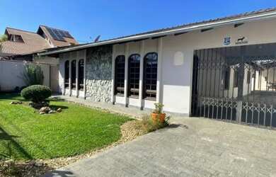 Imagem: A casa possui 3 Dormitórios, 3 Banheiros, 5 Vagas na garagem