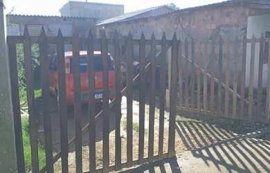 Imagem: A casa possui 3 Dormitórios, 1 Banheiro, 1 Vaga na garagem