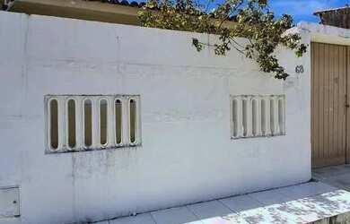 Imagem: A casa possui 3 Dormitórios, 2 Banheiros, 1 Vaga na garagem