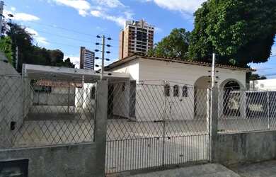 Imagem: A casa possui 3 Dormitórios, 1 Banheiro, 2 Vagas na garagem