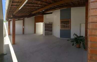 Imagem: A casa possui 3 Dormitórios, 2 Banheiros, 3 Vagas na garagem