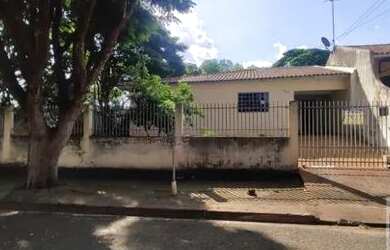 Imagem: A casa possui 3 Dormitórios, 1 Banheiro, 1 Vaga na garagem