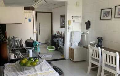 Imagem: A casa possui 3 Dormitórios, 2 Banheiros, 3 Vagas na garagem