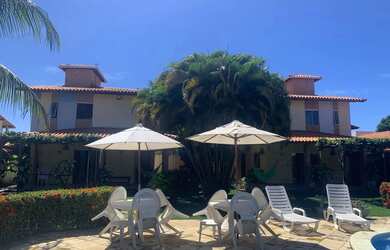 Imagem: A casa possui 5 Dormitórios, Acomodam 15 pessoas, 2 Vagas na