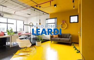 Imagem: O depósito possui 5 Vagas na garagem e 175m² de Área e está