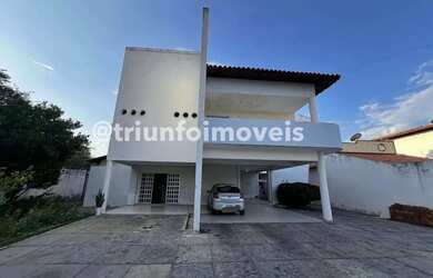 Imagem: A casa possui 5 Dormitórios, 2 Banheiros, 5 Vagas na garagem