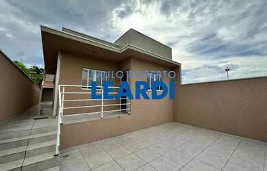 Imagem: A casa possui 2 Dormitórios, 2 Banheiros, 2 Vagas na garagem