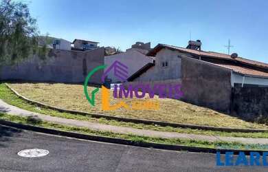 Imagem: O terreno possui 300m² de Área e está localizado em Loteamento