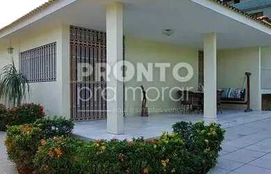 Imagem: A casa possui 4 Dormitórios, 3 Banheiros, 5 Vagas na garagem