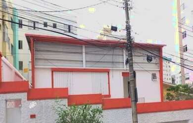 Imagem: A casa possui 4 Dormitórios, 3 Banheiros, 3 Vagas na garagem