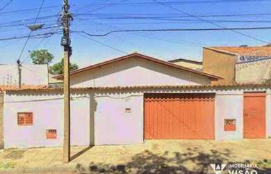 Imagem: A casa possui 3 Dormitórios, 1 Banheiro, 1 Vaga na garagem