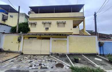 Imagem: A casa possui 4 Dormitórios, 3 Banheiros, 2 Vagas na garagem