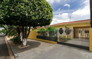 Imagem: A casa possui 3 Dormitórios, 3 Banheiros, 2 Vagas na garagem