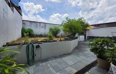 Imagem: A casa possui 5 Dormitórios, 4 Banheiros e 4 Vagas na garagem