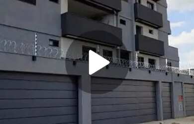 Imagem: A casa possui 2 Dormitórios, 1 Banheiro, 2 Vagas na garagem