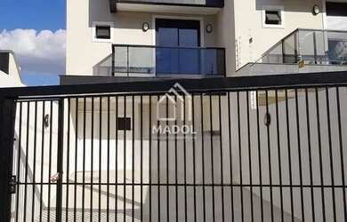 Imagem: A casa possui 3 Dormitórios, 3 Banheiros, 2 Vagas na garagem