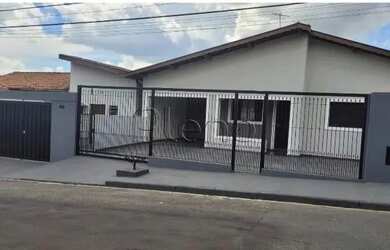 Imagem: A casa possui 4 Dormitórios, 2 Banheiros, 4 Vagas na garagem