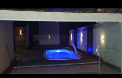 Imagem: A casa possui 4 Dormitórios, Acomodam 12 pessoas, 5 Vagas na