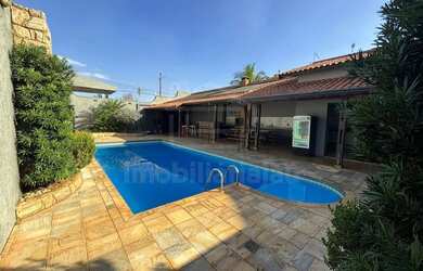 Imagem: A casa possui 1 Dormitório, 2 Banheiros, 3 Vagas na garagem