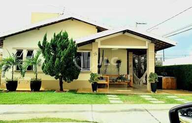 Imagem: A casa possui 4 Dormitórios, 3 Banheiros, 2 Vagas na garagem