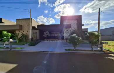 Imagem: A casa em condomínio possui 3 Dormitórios, 3 Banheiros, 4