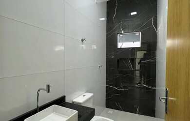 Imagem: A casa possui 3 Dormitórios, 2 Banheiros e está localizado