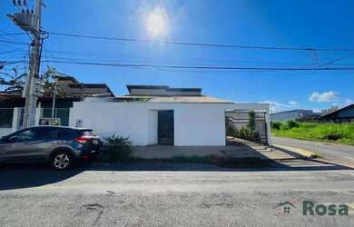 Imagem: A casa possui 3 Dormitórios, 2 Banheiros, 5 Vagas na garagem