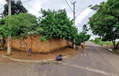 Imagem: A casa possui 3 Dormitórios, 2 Banheiros, 4 Vagas na garagem
