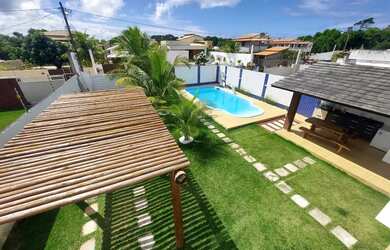 Imagem: A casa possui 4 Dormitórios, Acomodam 12 pessoas e 3 Vagas