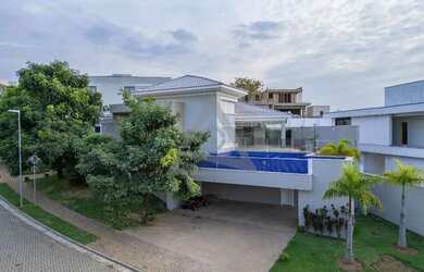 Imagem: A casa em condomínio possui 5 Dormitórios, 5 Banheiros, 4