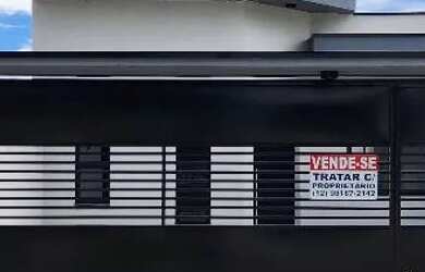 Imagem: A casa possui 3 Dormitórios, 2 Banheiros, 2 Vagas na garagem