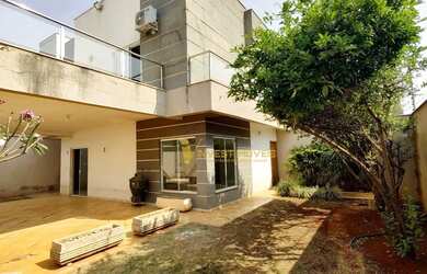 Imagem: A casa possui 3 Dormitórios, 3 Banheiros, 2 Vagas na garagem