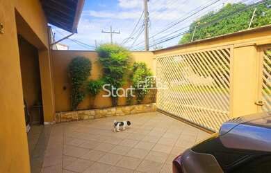 Imagem: A casa possui 4 Dormitórios, 5 Banheiros, 4 Vagas na garagem