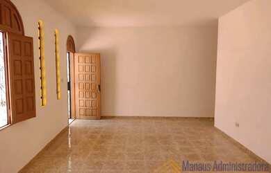 Imagem: A casa possui 3 Dormitórios, 1 Banheiro, 2 Vagas na garagem