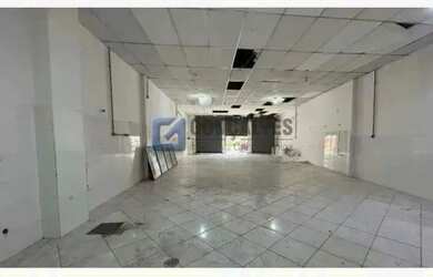 Imagem: O depósito possui 3 Vagas na garagem e 165m² de Área e está