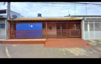 Imagem: A casa possui 2 Dormitórios, 2 Banheiros, 2 Vagas na garagem