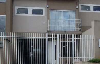 Imagem: A casa possui 3 Dormitórios, 2 Banheiros, 2 Vagas na garagem