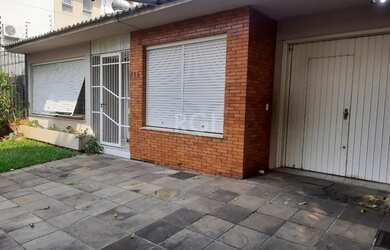 Imagem: A casa possui 3 Dormitórios, 2 Banheiros, 4 Vagas na garagem