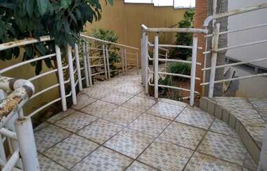 Imagem: A casa possui 3 Dormitórios, 2 Banheiros, 4 Vagas na garagem