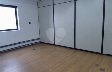 Imagem: O depósito possui 4 Vagas na garagem, 169m² de Área e está