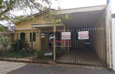 Imagem: A casa possui 3 Dormitórios, 3 Banheiros, 2 Vagas na garagem