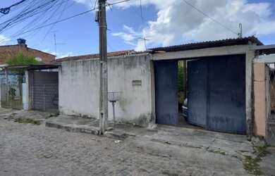 Imagem: A casa possui 3 Dormitórios, 2 Banheiros, 1 Vaga na garagem