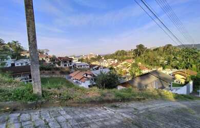 Imagem: O terreno possui 450m² de Área e está localizado em Escola