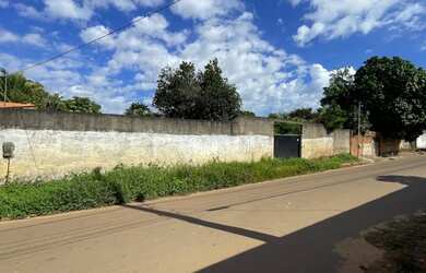 Imagem: O terreno possui 200m² de Área e está localizado em Paço