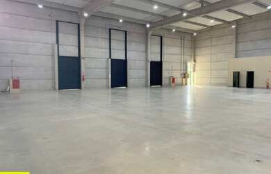 Imagem: O depósito possui 5 Vagas na garagem, 950m² de Área e está