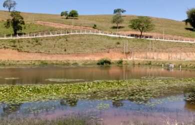 Imagem: O terreno possui 600m² de Área e está localizado em Caetetuba