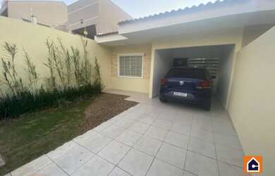 Imagem: A casa possui 2 Dormitórios, 1 Banheiro, 2 Vagas na garagem