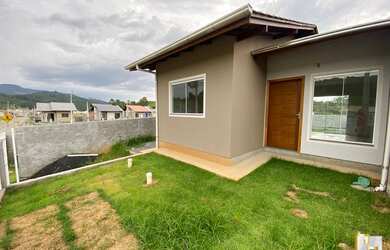 Imagem: A casa possui 2 Dormitórios, 1 Banheiro, 3 Vagas na garagem